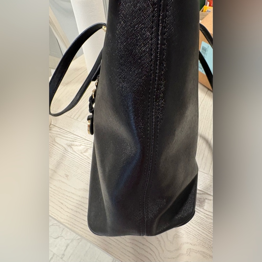 Black Michael Kors Tote Bag -Great condition

18 by 11 inches

FREE SHIPPING - Picture 4 of 11